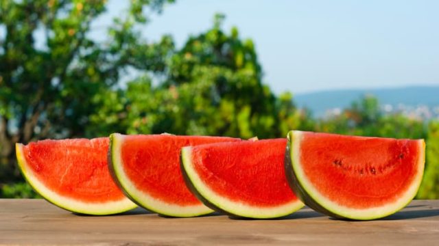 スイカと青空の夏の風景